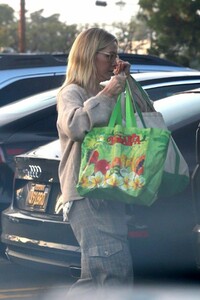 jennie-garth-out-shopping-in-los-angeles-12-24-2018-5.jpg