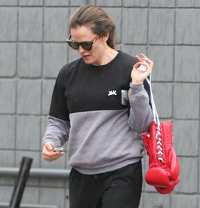 jennifer-garner-arrives-at-a-boxing-class-in-santa-monica-01-31-2019-9.jpg