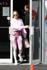 jennifer-lopez-leaves-somi-fitness-in-miami-01-31-2019-1.jpg