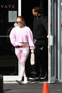 jennifer-lopez-leaves-somi-fitness-in-miami-01-31-2019-4.jpg