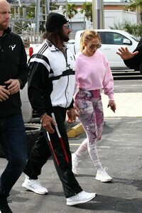 jennifer-lopez-leaves-somi-fitness-in-miami-01-31-2019-6.jpg