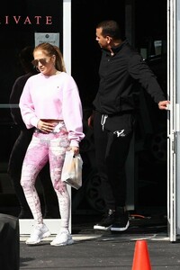 jennifer-lopez-leaves-somi-fitness-in-miami-01-31-2019-9.jpg