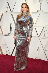 jennifer-lopez-oscars-2019-red-carpet-7.jpg