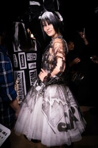 jeremy_scott_backstage_638535968_683x.thumb.jpg.87e29410e942073e4651e32b955733d5.jpg