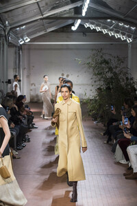 jil-sander-rf19-0708.thumb.jpg.614bc55bbe091038a4e2ea40ca1c96b9.jpg