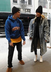 justin-bieber-shows-off-his-louis-vuitton-slippers-while-out-with-hailey-02.jpg
