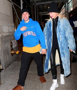 justin-bieber-shows-off-his-louis-vuitton-slippers-while-out-with-hailey-03.jpg