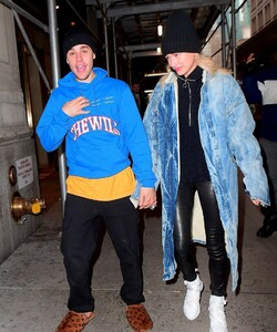 justin-bieber-shows-off-his-louis-vuitton-slippers-while-out-with-hailey-05.jpg