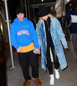 justin-bieber-shows-off-his-louis-vuitton-slippers-while-out-with-hailey-06.jpg
