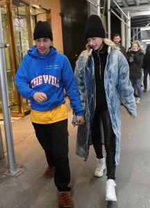 justin-bieber-shows-off-his-louis-vuitton-slippers-while-out-with-hailey-07.jpg