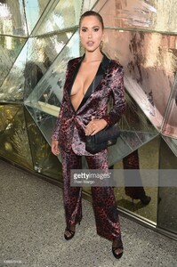 kara-del-toro-attends-the-christian-siriano-front-row-during-new-york-picture-id1096675108.thumb.jpg.9a3e4a3452167648acf7d663d0aeb6c6.jpg