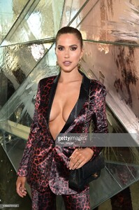 kara-del-toro-attends-the-christian-siriano-front-row-during-new-york-picture-id1096675114.thumb.jpg.8c15eb80bf756575da151f191bc17857.jpg