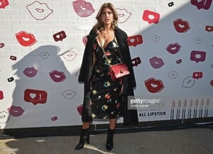 kara-del-toro-poses-in-front-of-the-maybelline-new-york-mural-outside-picture-id1096675406.jpg