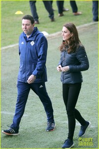 kate-middleton-plays-soccer-northern-ireland-visit-06.jpg