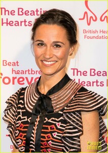 kate-pippa-middleton-separate-events-05.thumb.jpg.3c4bd47a8cae05a9e73218746d442f14.jpg