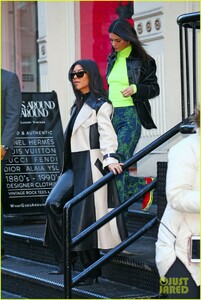 kendall-jenner-hangs-with-ben-simmons-and-kourtney-kardashian-in-nyc-05.thumb.jpg.d1e836738f3c8a73d9d986ba4b023567.jpg