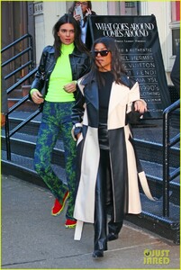 kendall-jenner-hangs-with-ben-simmons-and-kourtney-kardashian-in-nyc-09.jpg