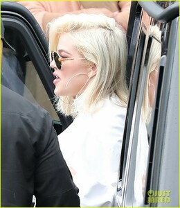 khloe-kardashian-all-smiles-after-breakup-news-04.jpg