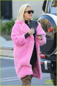 khloe-kardashian-emerges-after-unfollowing-jordyn-woods-07.jpg