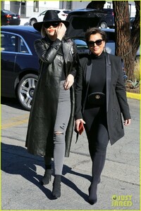 khloe-kardashian-kris-jenner-calabasas-february-2019-01.thumb.jpg.a63ea8bc0e74c73551d13b7199d5e17a.jpg