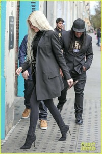 khloe-kardashian-los-angeles-februrary-2019-05.jpg