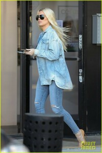 khloe-kardashian-lunch-february-2019-04.jpg