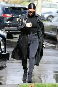 kim-kardashian-out-for-lunch-in-los-angeles-02-04-2019-7.jpg