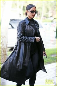 kim-kardashian-responds-to-bad-skin-day-headline-referring-to-these-photos-05.jpg