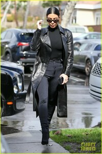 kim-kardashian-responds-to-bad-skin-day-headline-referring-to-these-photos-06.jpg