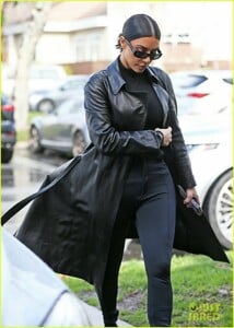 kim-kardashian-responds-to-bad-skin-day-headline-referring-to-these-photos-11.jpg