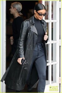 kim-kardashian-responds-to-bad-skin-day-headline-referring-to-these-photos-34.jpg
