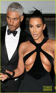 kim-kardashian-wears-super-sexy-dress-hollywood-beauty-awards-02.jpg