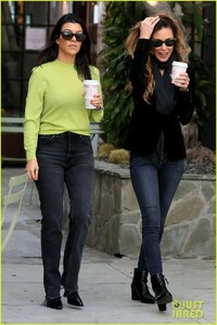 kourtney-kardashian-goes-on-coffee-run-in-weho-05.jpg