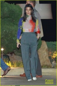 kourtney-kardashian-scott-disick-kris-jenner-jonathan-cheban-birthday-05.thumb.jpg.99fb8962dd0fafb995dfa04b241f4233.jpg