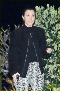 kourtney-kardashian-travis-barker-hang-out-malibu-04.jpg