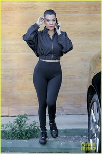 kourtney-kardashian-wears-a-cropped-jacket-with-her-leggings-10.jpg