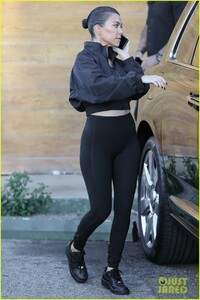 kourtney-kardashian-wears-a-cropped-jacket-with-her-leggings-17.jpg
