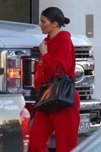 kylie-jenner-arrives-at-milk-studio-in-los-angeles-02-06-2019-0.jpg