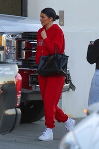 kylie-jenner-arrives-at-milk-studio-in-los-angeles-02-06-2019-2.jpg