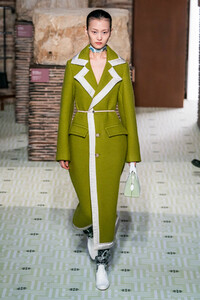 lanvin-rf19-00184.thumb.jpg.bbc81ab47fc5e4a937851ab8d310e38d.jpg