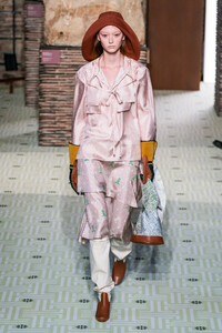 lanvin-rf19-00307.thumb.jpg.79c323a2111f9b5fce0321e756b631c0.jpg