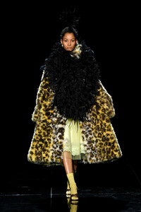marc-jacobs-rtw-f19-17(1).thumb.jpg.18644be5145d16e0ddc06eb688bb55f7.jpg