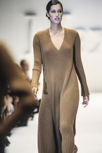 max-mara-fw-1993-7_html.thumb.JPEG.de5226f8b90ff2f9f0b219e608770415.JPEG