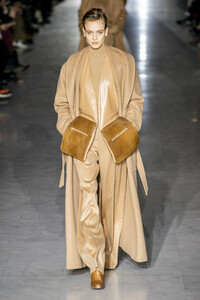 max-mara-rf19-0078.thumb.jpg.8a12268a21ea517fac3d7a025cd4fe6c.jpg