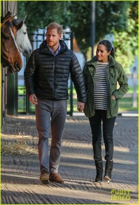 meghan-markle-quick-change-morocco-prince-harry-06.jpg