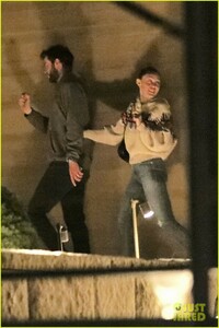 miley-cyrus-liam-hemsworth-date-night-malibu-02.jpg