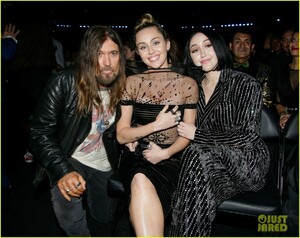 miley-cyrus-noah-cyrus-grammys-2019-10.JPG