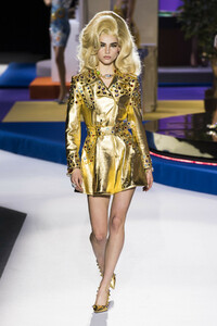 moschino-rf19-2006.thumb.jpg.46625a7f9095fe1d23caf1aa5d4f2c8b.jpg