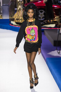 moschino-rf19-2772.thumb.jpg.6276ff5b466b03774620652fa1e5f4ea.jpg