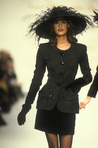 oscar-de-la-renta-fw-1992-4.thumb.jpg.c087028d31a4e5c7f7f16714b1fb16d1.jpg